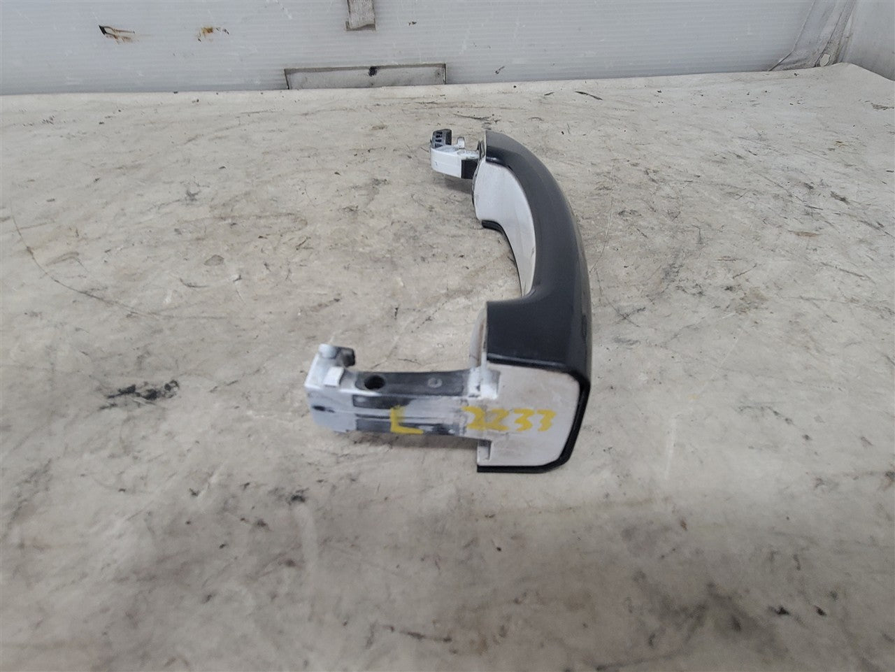 2014 CAMARO FRONT DOOR HANDLE WHITE W/BLACK COVR 33540 - image 5