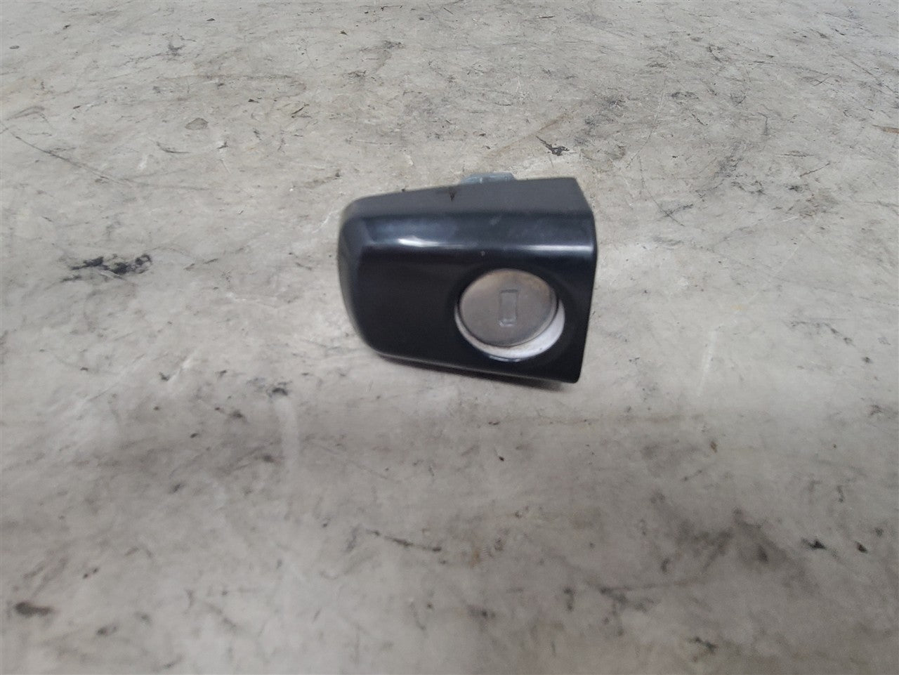 2014 CAMARO FRONT DOOR HANDLE WHITE W/BLACK COVR 33540 - image 8