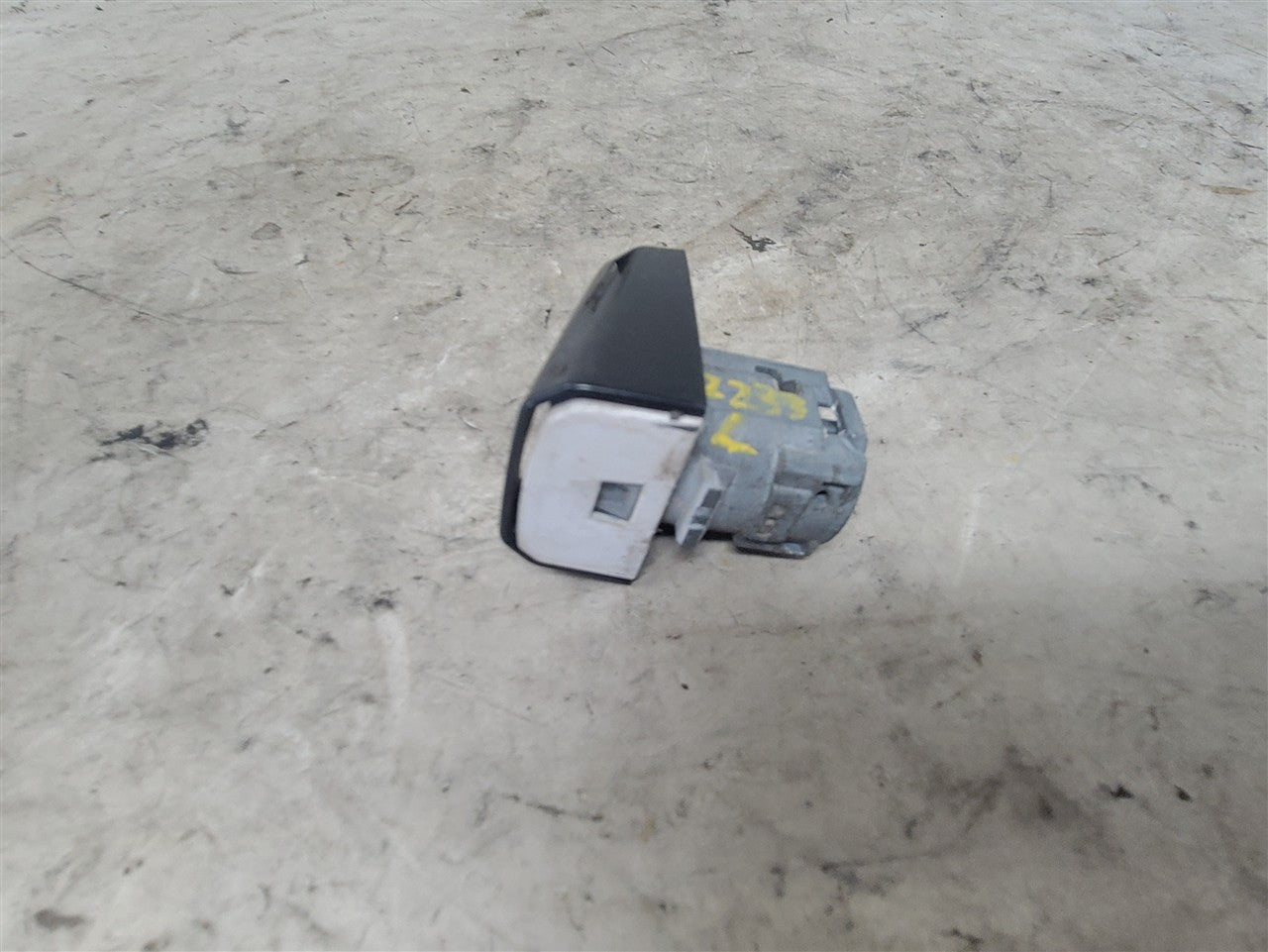2014 CAMARO FRONT DOOR HANDLE WHITE W/BLACK COVR 33540 - image 9