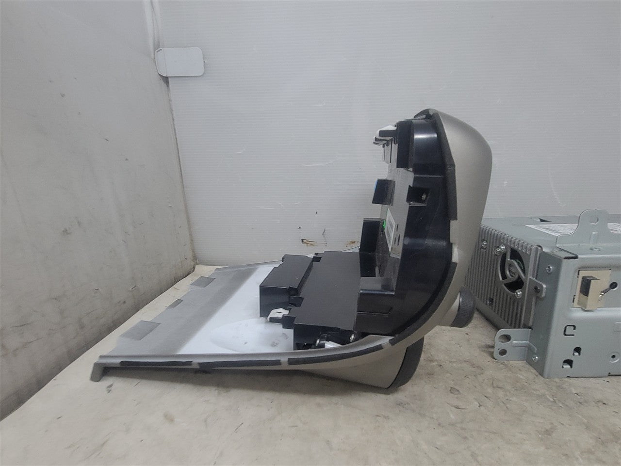 2014 CAMARO RADIO CONTROL PANEL & RECEIVER 33565 - image 6