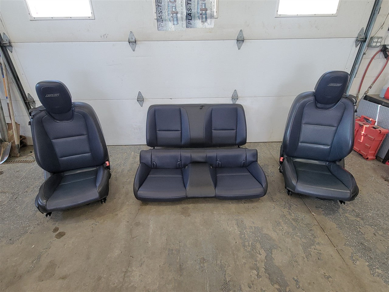 2014 CAMARO BLACK & BLUE 2 TONE FRONT REAR SEATS 33568 - image 1