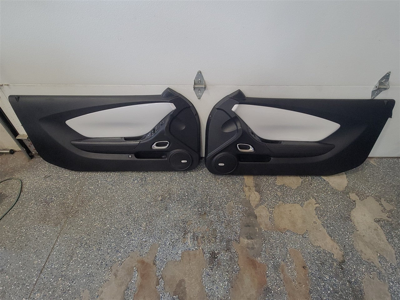 2014 CAMARO DOOR PANELS PAIR BLACK W/WHITE TRIM 33570 - image 1