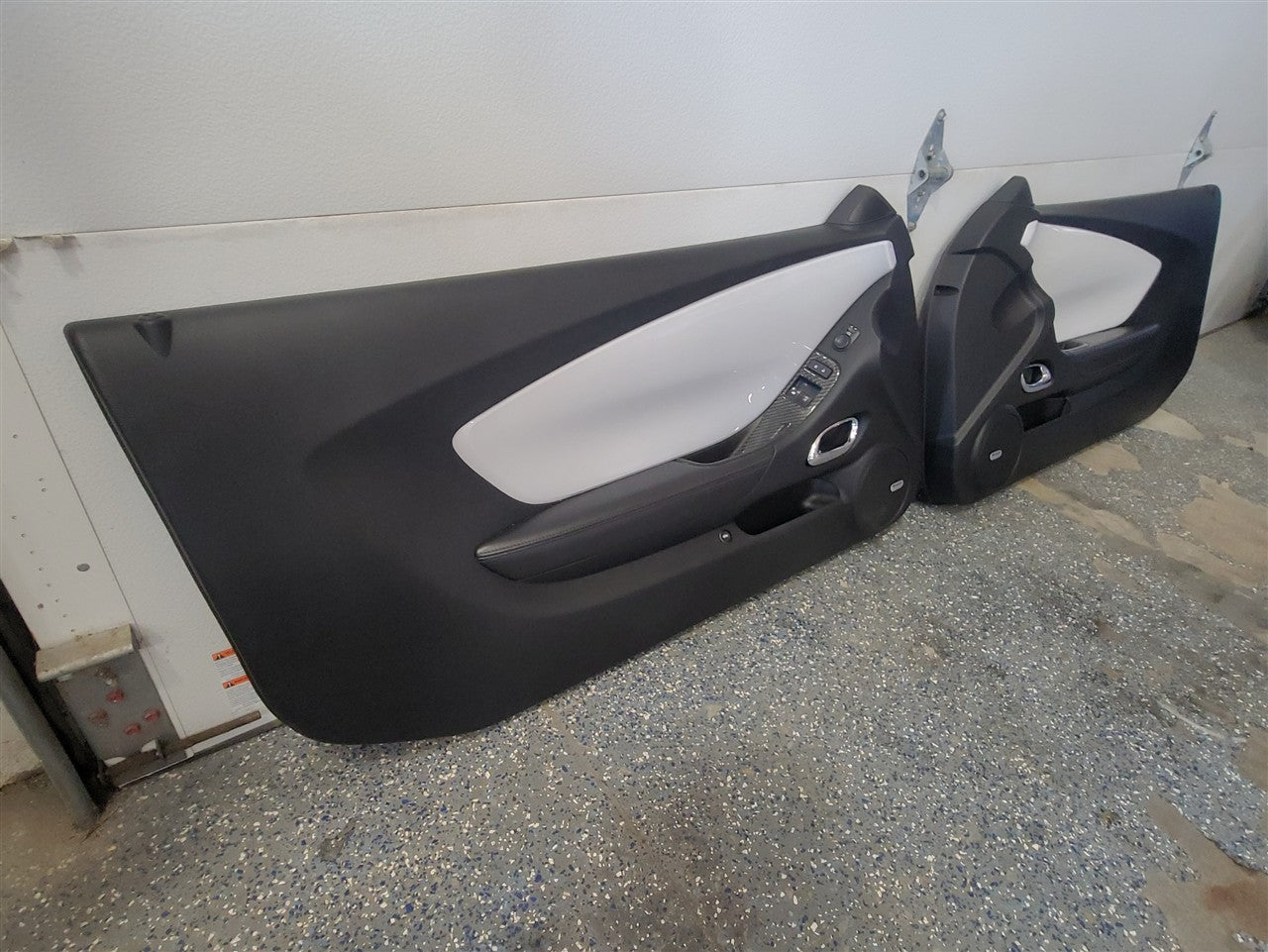 2014 CAMARO DOOR PANELS PAIR BLACK W/WHITE TRIM 33570 - image 3