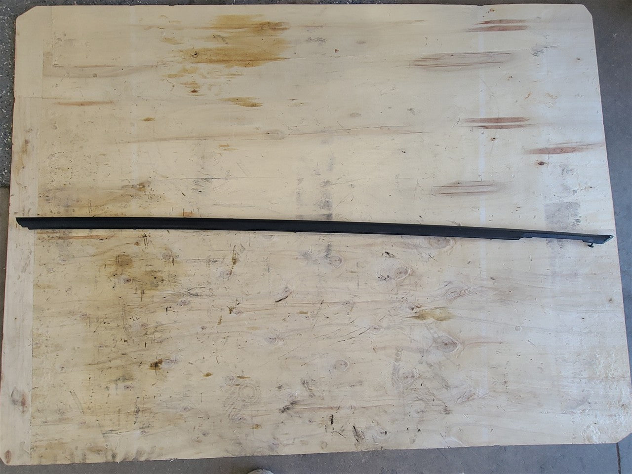 2014 CAMARO FRONT LH DOOR REVEAL MOLDING TRIM 33573 - image 1