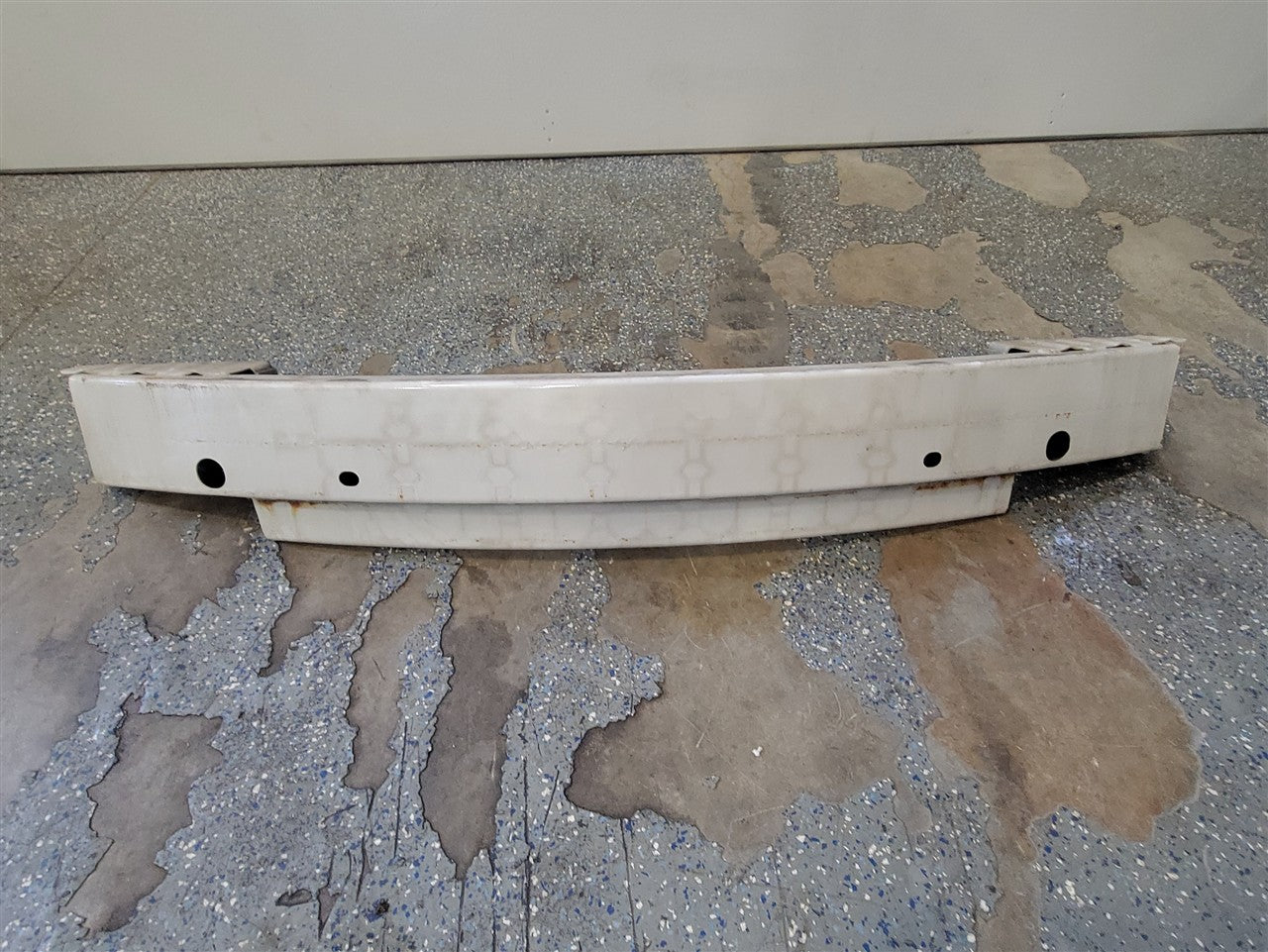 2015 CAMARO REAR BUMPER REBAR REINFORCEMENT WHT 33576 - image 1