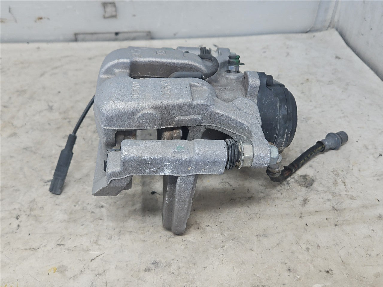 2022 SILVRDO15 LH REAR CALIPER ELECTRIC PARK BRAKE 33581 - image 2