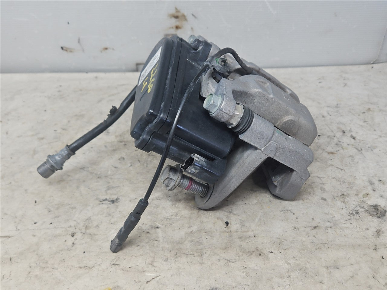2022 SILVRDO15 LH REAR CALIPER ELECTRIC PARK BRAKE 33581 - image 4