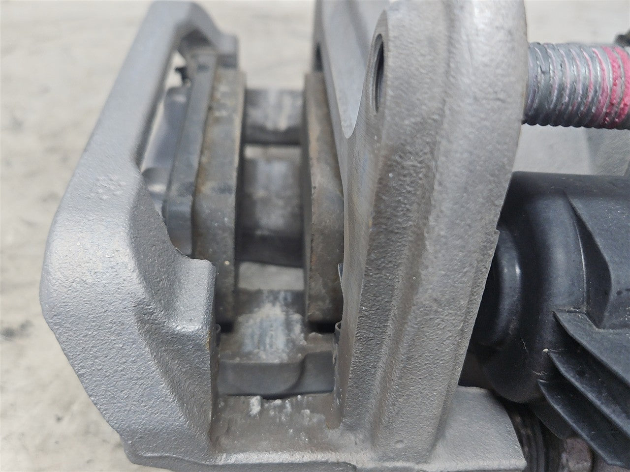 2022 SILVRDO15 LH REAR CALIPER ELECTRIC PARK BRAKE 33581 - image 9