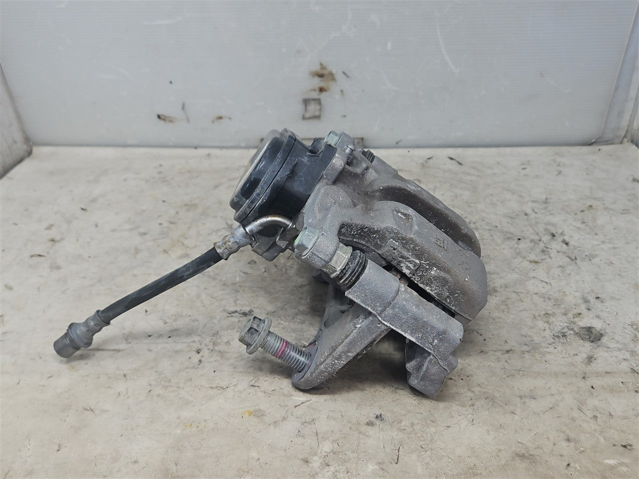 2022 SILVRDO15 RH REAR CALIPER ELECTRIC PARK BRAKE 33582 - image 1