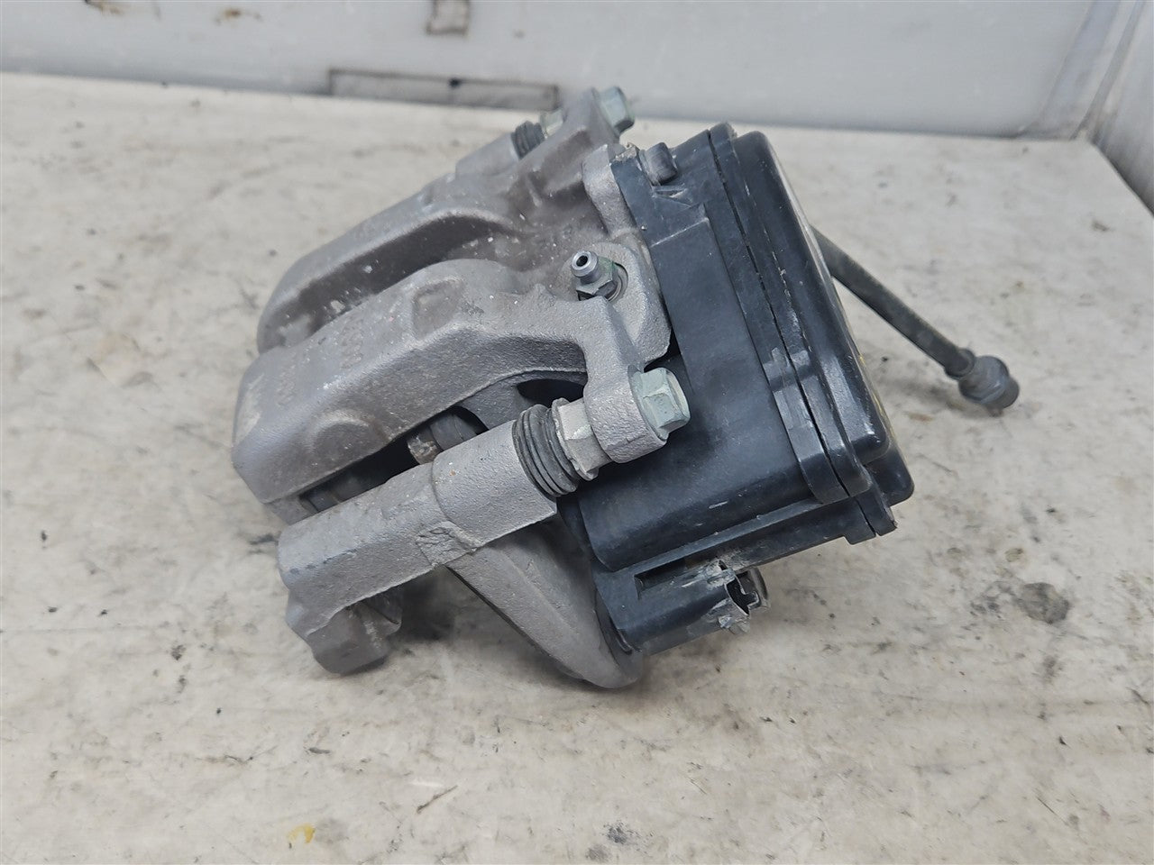 2022 SILVRDO15 RH REAR CALIPER ELECTRIC PARK BRAKE 33582 - image 3
