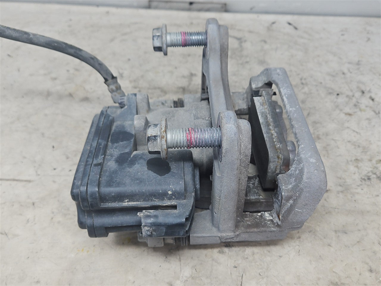 2022 SILVRDO15 RH REAR CALIPER ELECTRIC PARK BRAKE 33582 - image 9