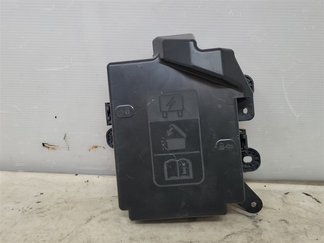 Used OEM 2017 CAMARO TRUNK FUSE BOX SS 84044728 33602, actual item photo 1