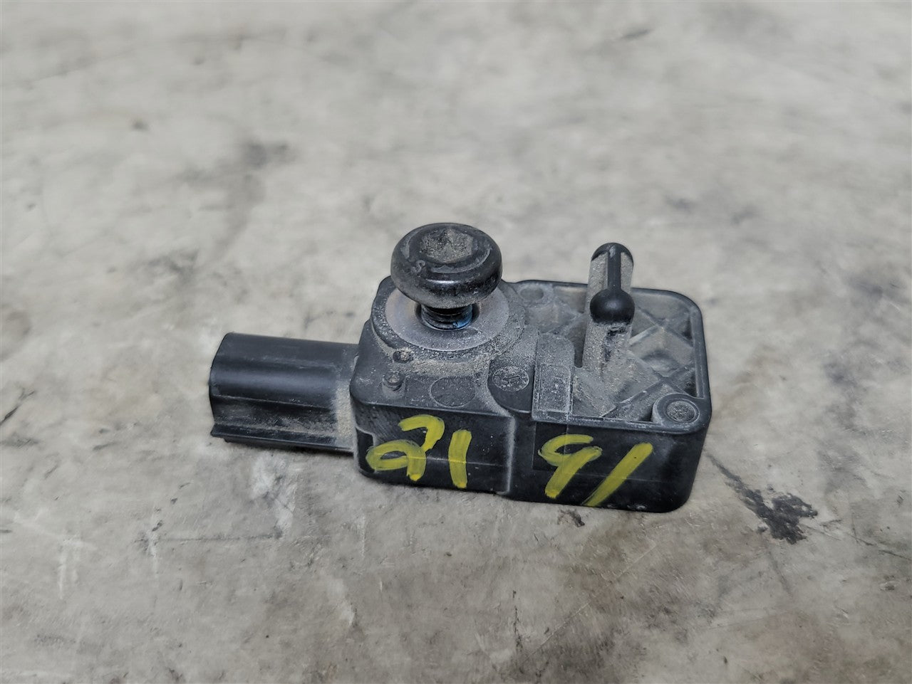 2017 CAMARO OEM GMC CHEVY CRASH SENSOR 13593676 33622 - image 4