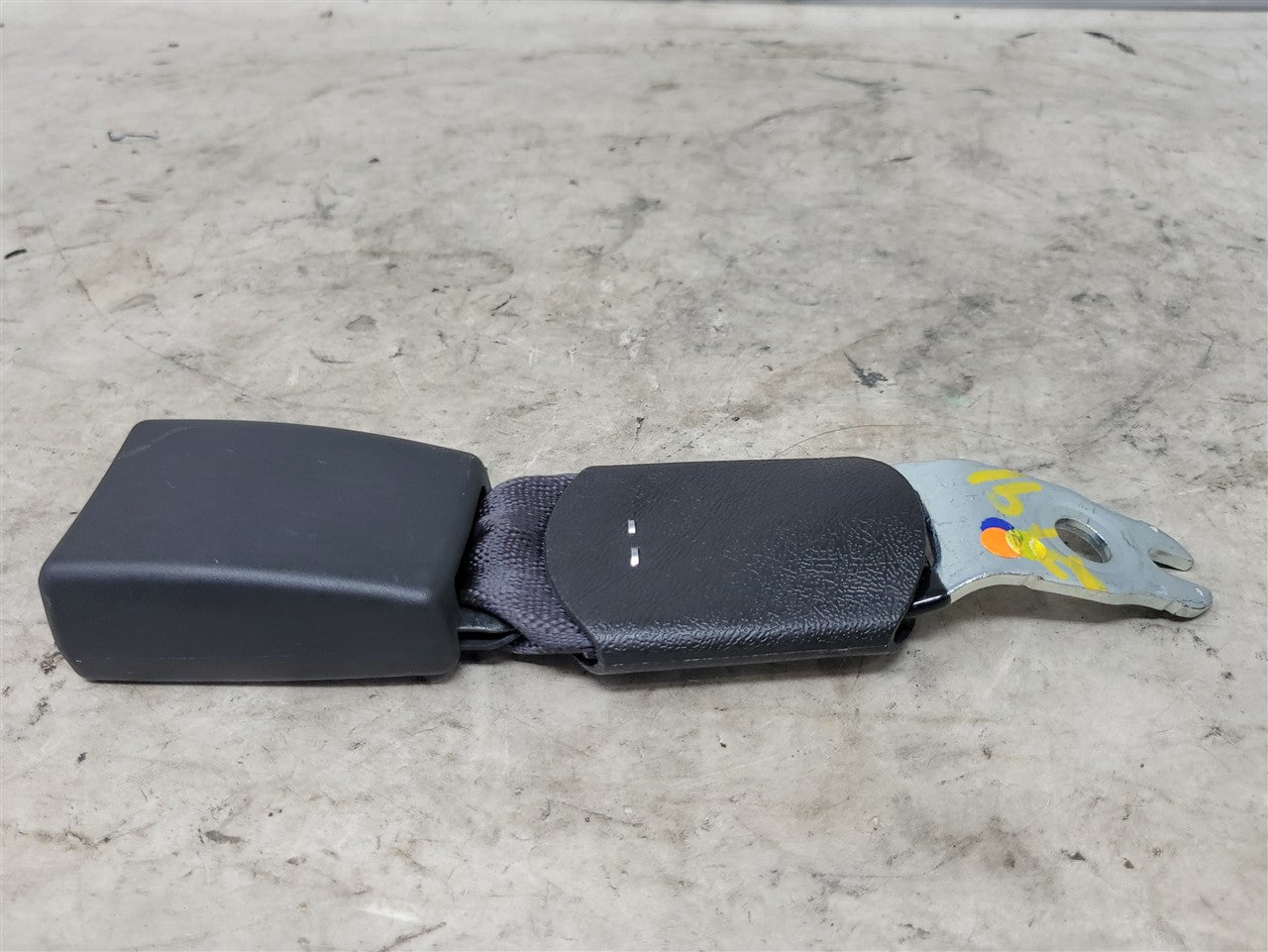 2017 CAMARO REAR SEAT BELT BUCKLE FITS LH OR RH 33627 - image 3