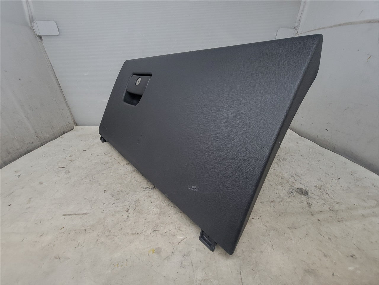 2017 CAMARO GLOVE BOX WITH LATCH BLACK 84208163 33631 - image 2