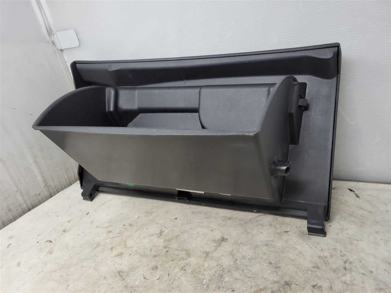2017 CAMARO GLOVE BOX WITH LATCH BLACK 84208163 33631 - image 11