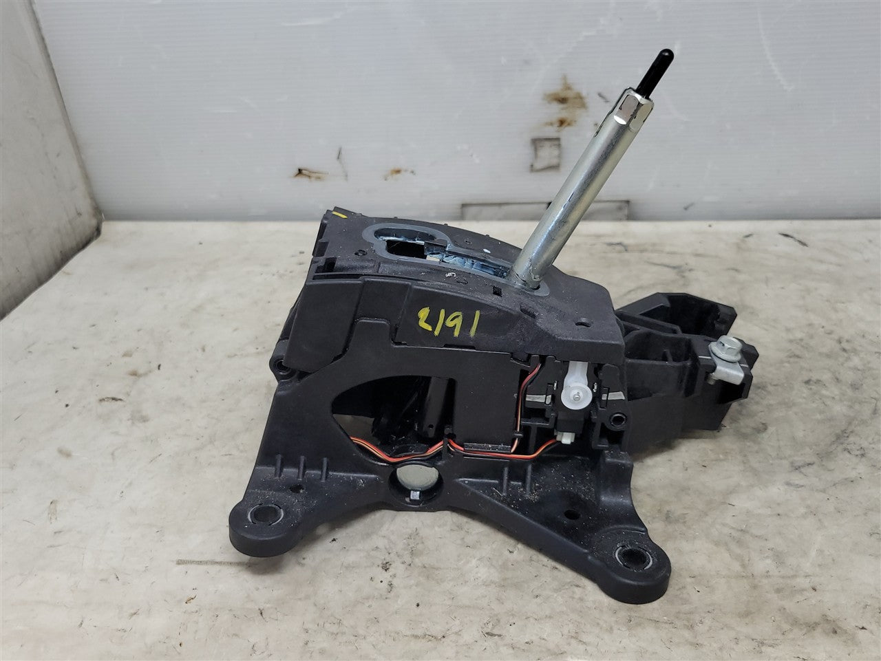 2017 CAMARO AUTOMATIC FLOOR SHIFTER 84069303 33632 - image 3