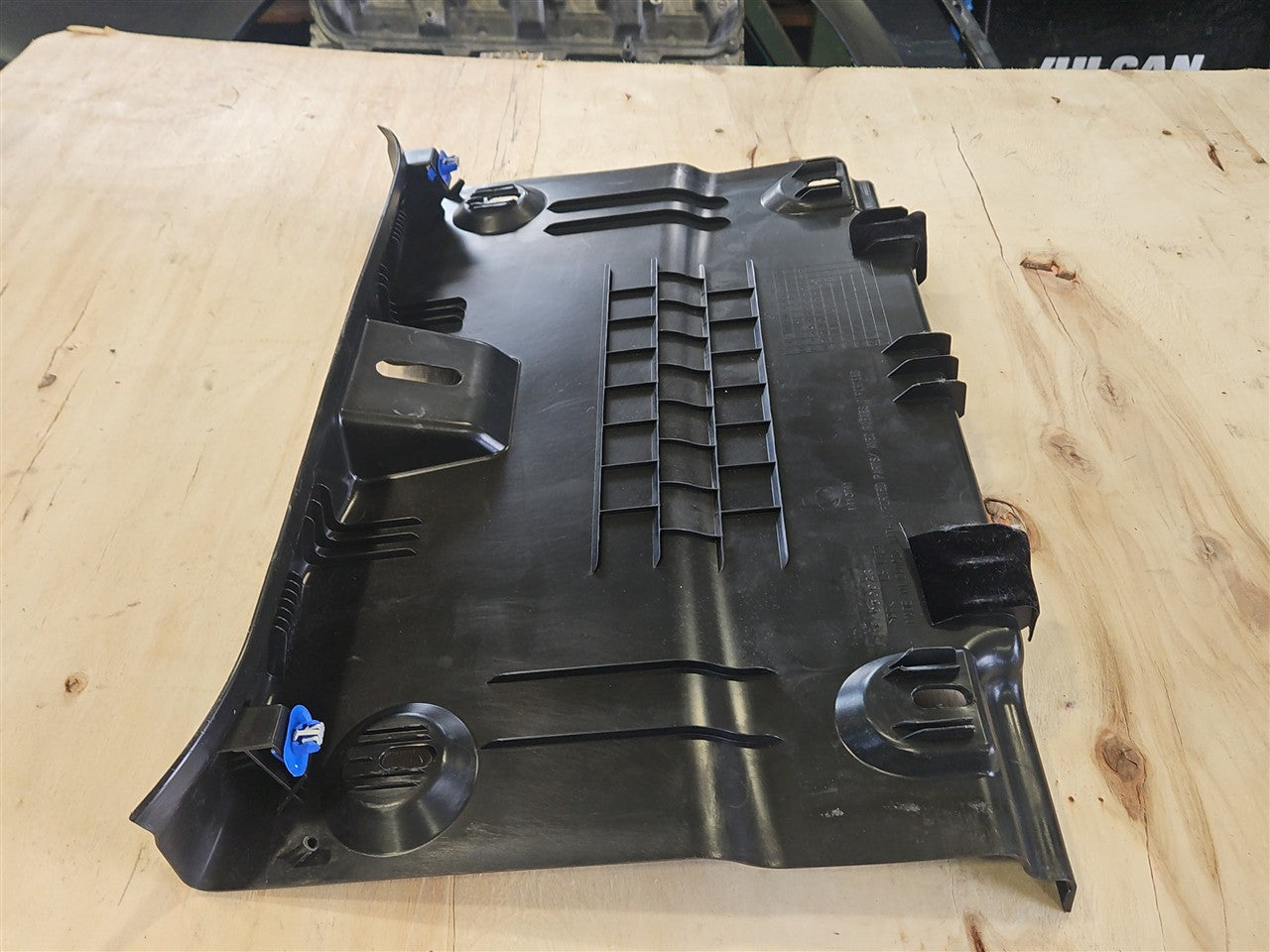 2017 CAMARO TRUNK FINISH PANEL LATCH TRIM COUPE 33635 - image 9