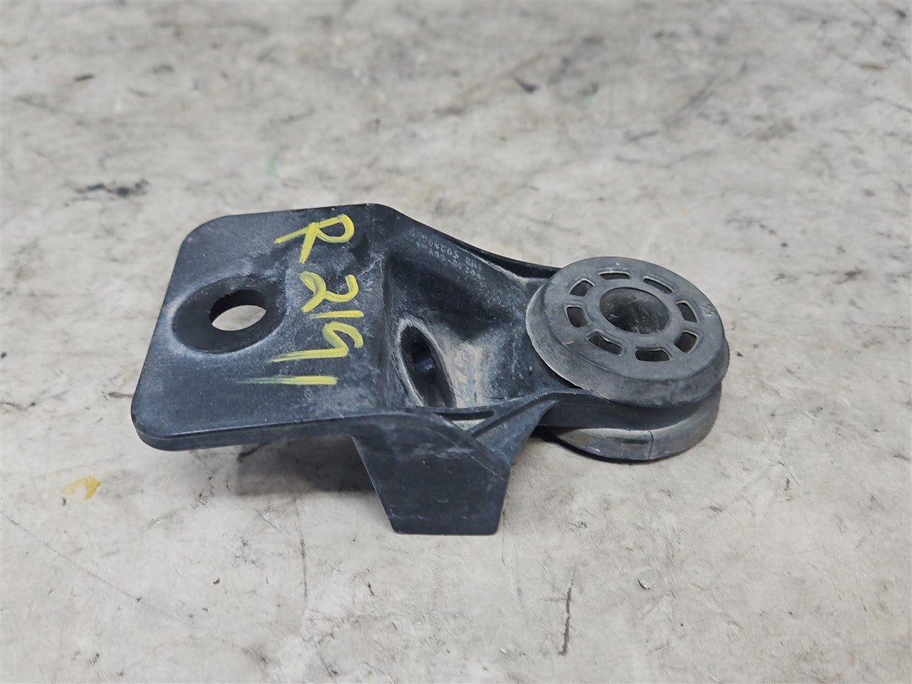 2017 CAMARO RH PASSENGER UPPER RADIATOR MOUNT 33651 - image 1