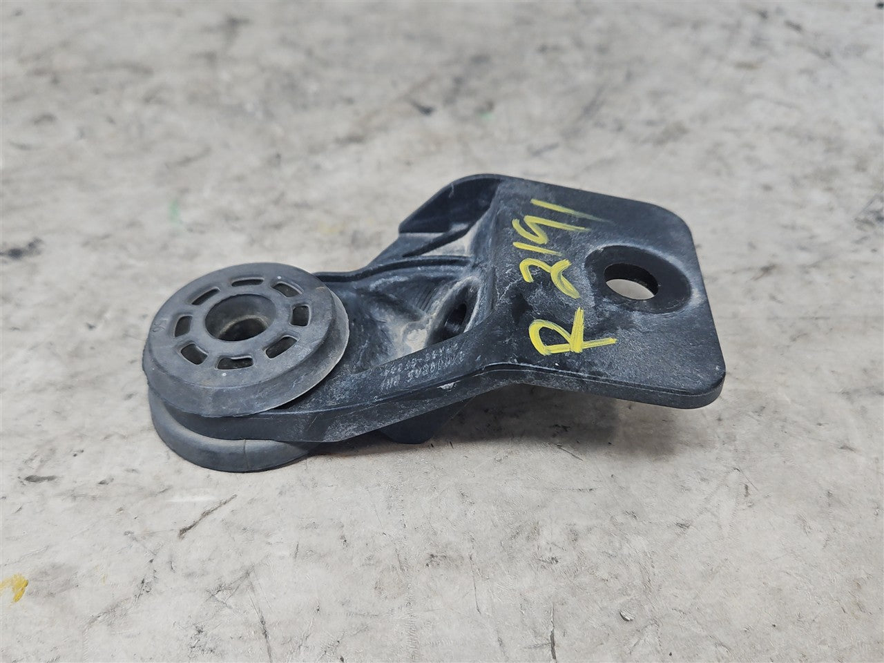 2017 CAMARO RH PASSENGER UPPER RADIATOR MOUNT 33651 - image 3