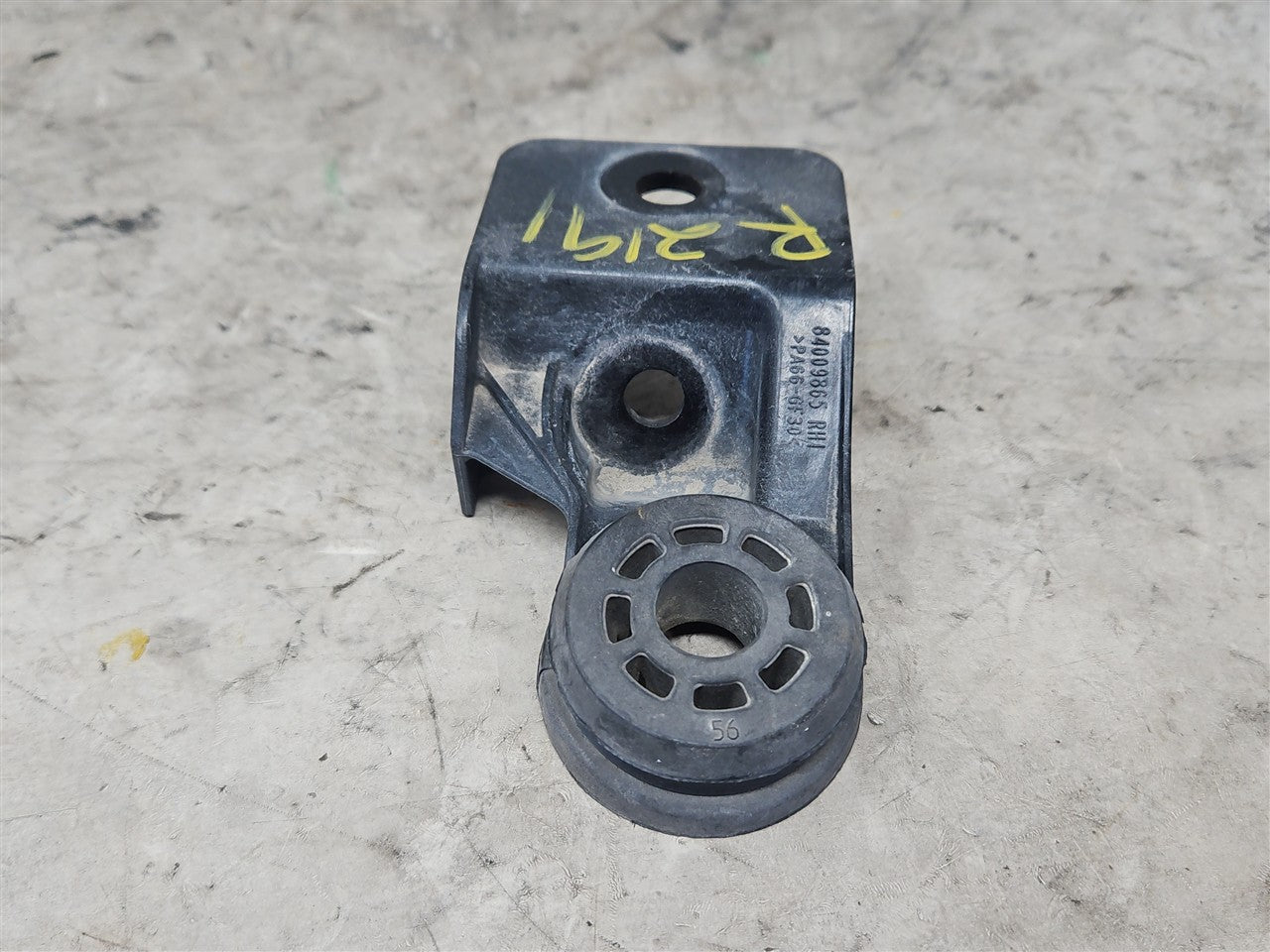 2017 CAMARO RH PASSENGER UPPER RADIATOR MOUNT 33651 - image 4