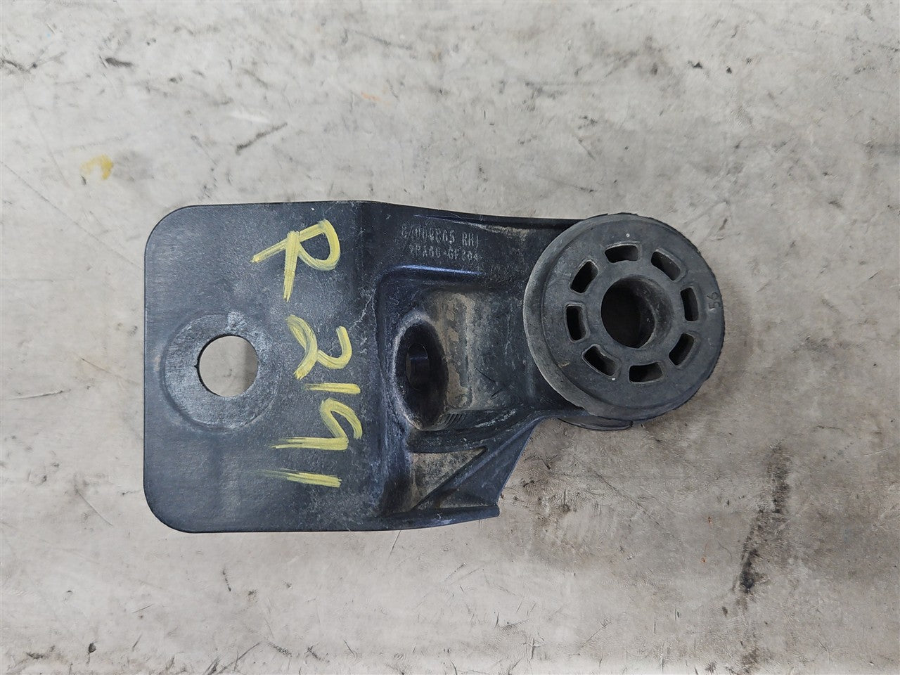 2017 CAMARO RH PASSENGER UPPER RADIATOR MOUNT 33651 - image 5