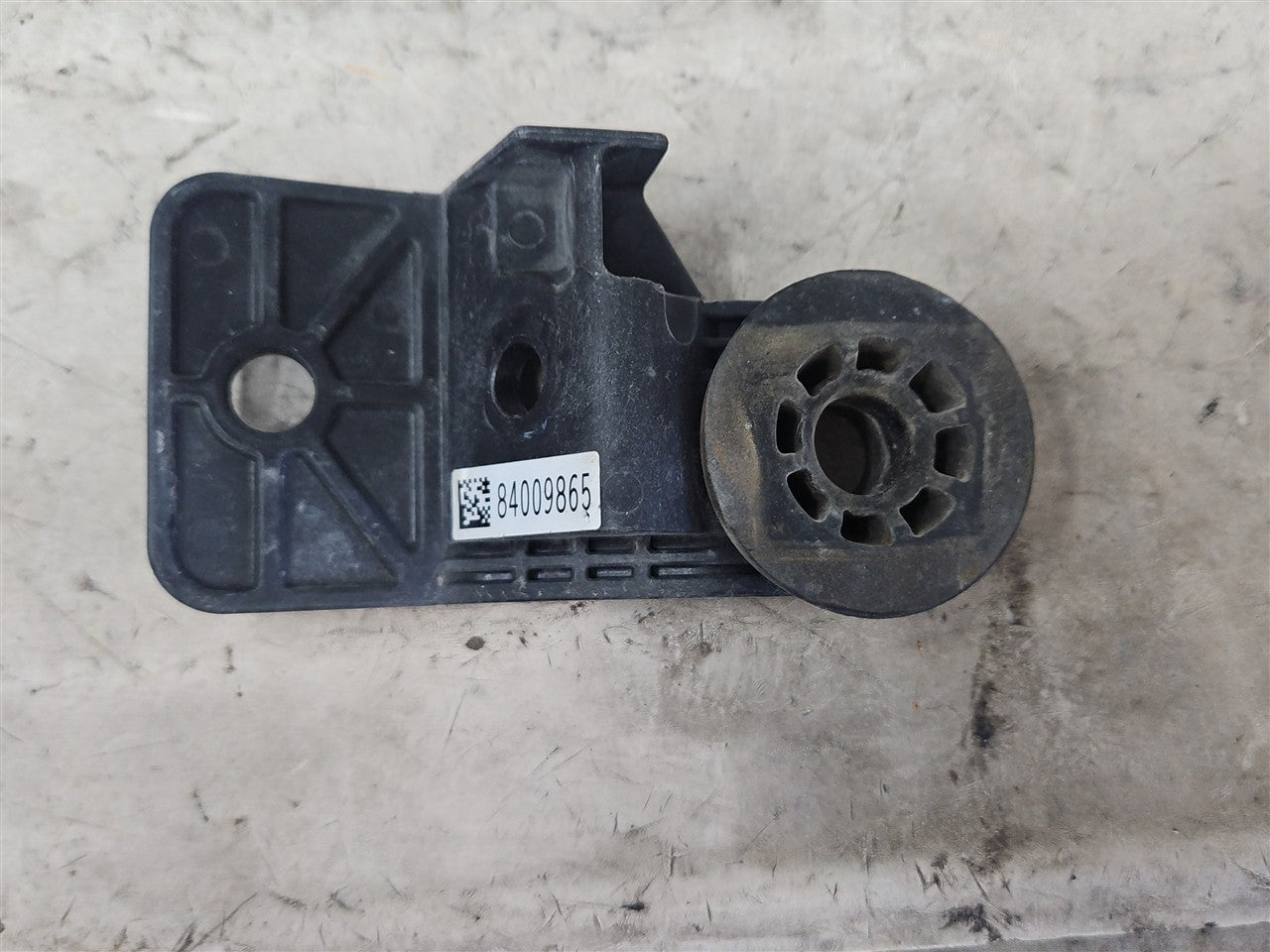 2017 CAMARO RH PASSENGER UPPER RADIATOR MOUNT 33651 - image 6