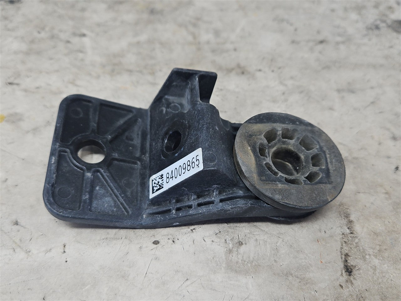 2017 CAMARO RH PASSENGER UPPER RADIATOR MOUNT 33651 - image 7