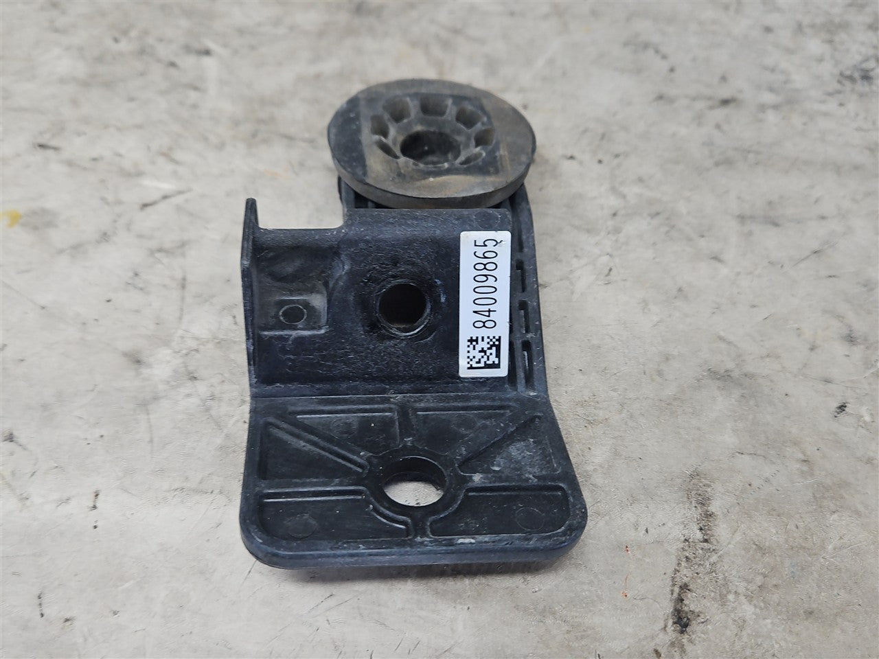 2017 CAMARO RH PASSENGER UPPER RADIATOR MOUNT 33651 - image 8