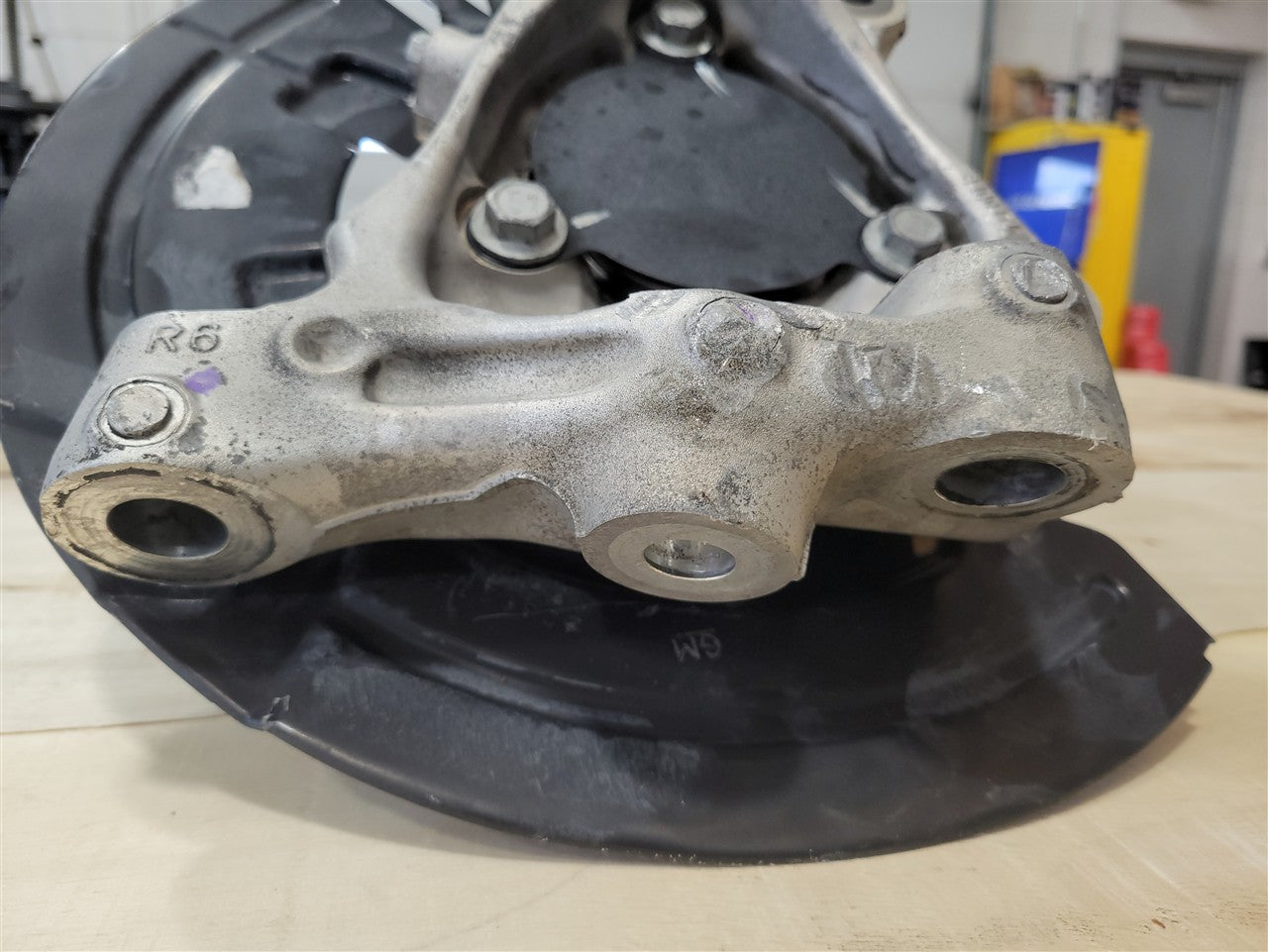 2017 CAMARO RH PASSENGER FRONT SPINDLE W/HUB 33675 - image 12