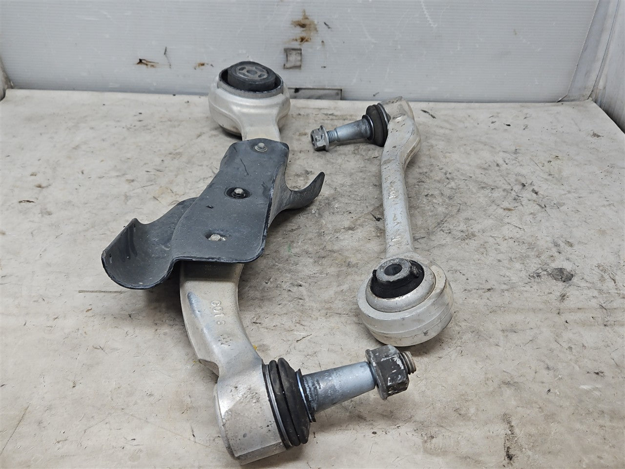 2017 CAMARO RH FRONT LOWER CONTROL ARMS PAIR 90K 33678 - image 1