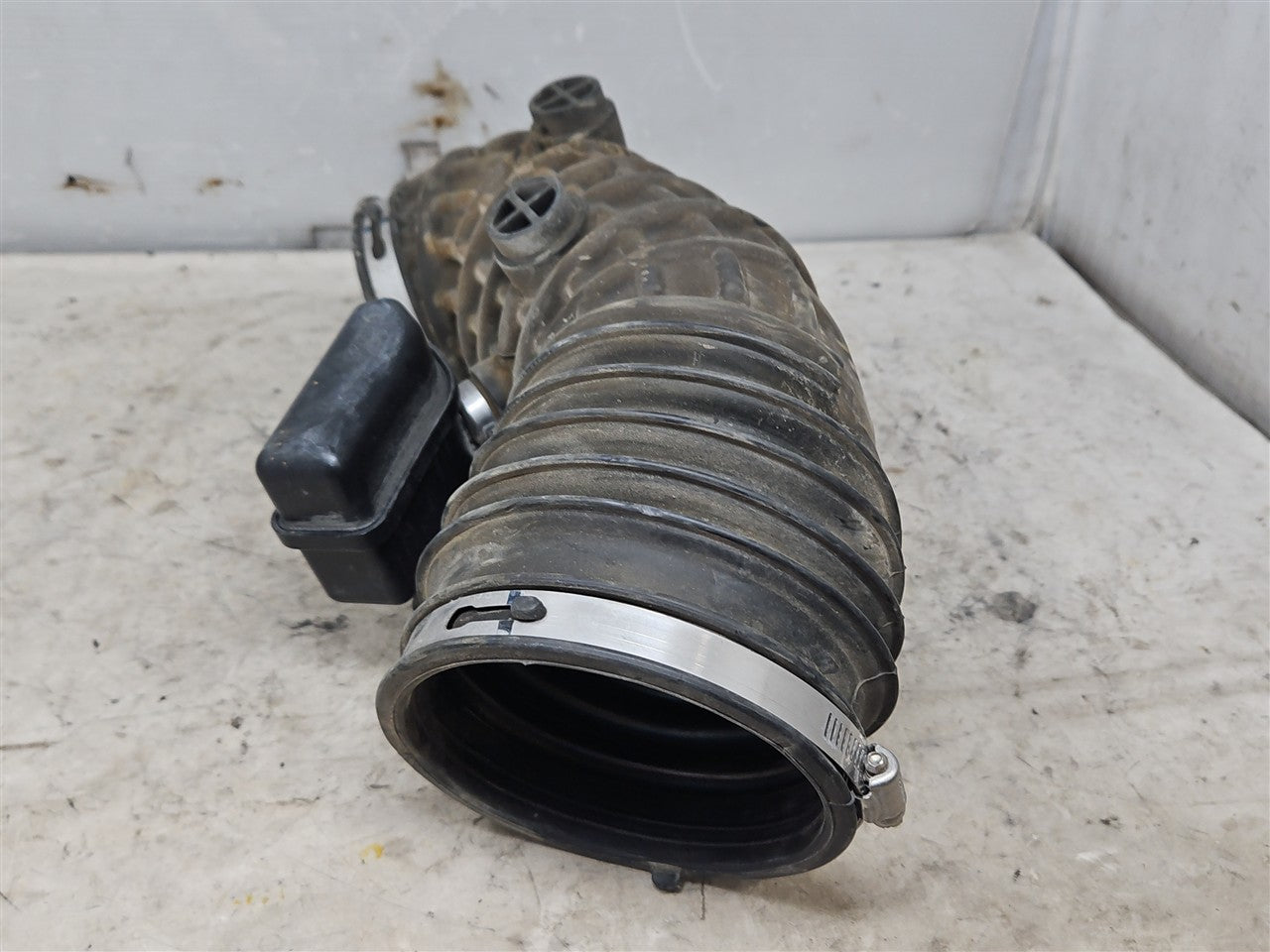 2017 CAMARO SS 6.2 OEM AIR INTAKE ELBOW 84468185 33682 - image 7