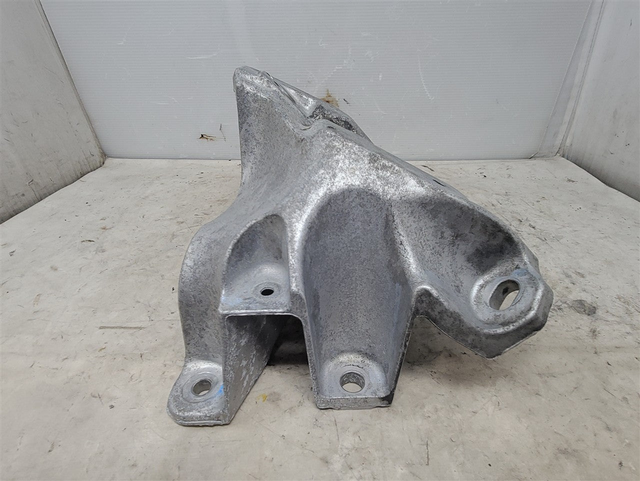 2017 CAMARO LH DRIVER ENGINE MOUNT STAND 33690 - image 2