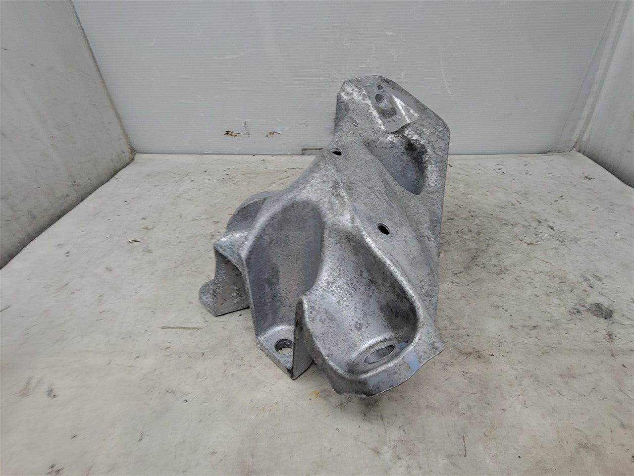 2017 CAMARO LH DRIVER ENGINE MOUNT STAND 33690 - image 3
