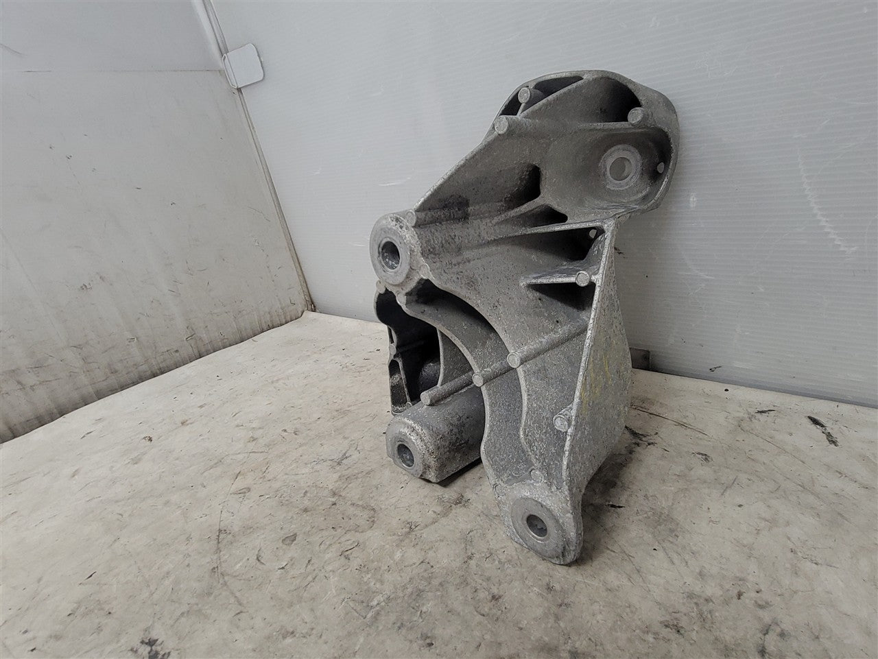 2017 CAMARO LH DRIVER ENGINE MOUNT STAND 33690 - image 8