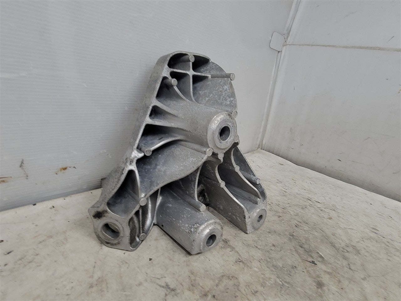 2017 CAMARO LH DRIVER ENGINE MOUNT STAND 33690 - image 9