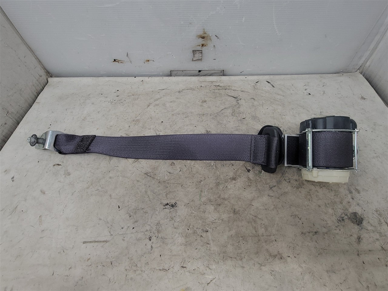 2017 CAMARO RH PASSENGER REAR SEAT BELT RETRACTOR 33693 - image 1