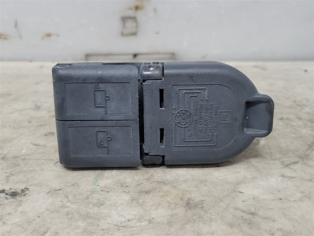 2022 SIERRA150 7 PIN TRAILER PLUG DUAL CAMERA PLUGS 33704 - image 1