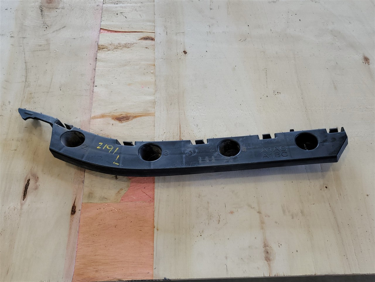 2017 CAMARO LH REAR BUMPER GUIDE BRACKET 33716 - image 1