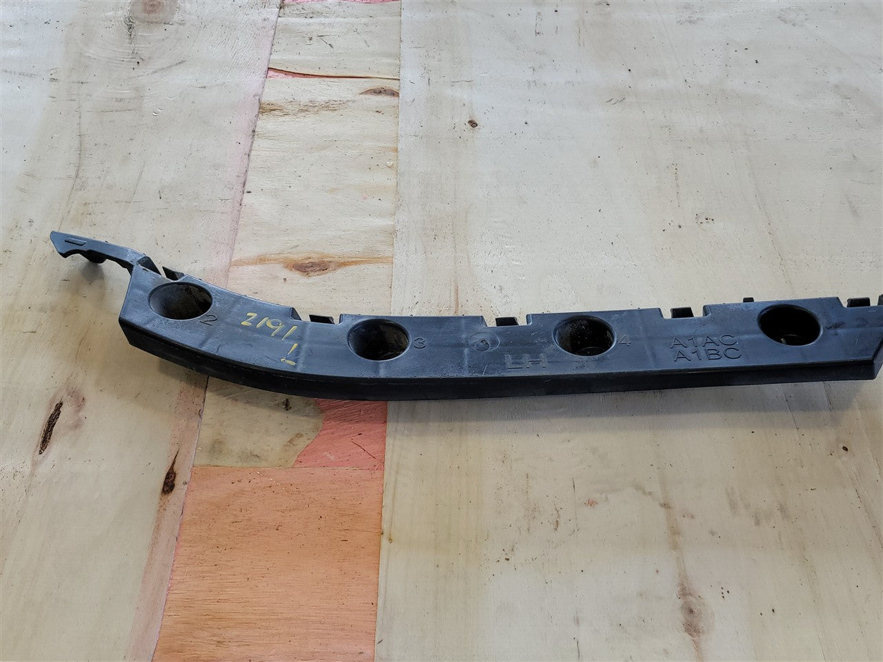 2017 CAMARO LH REAR BUMPER GUIDE BRACKET 33716 - image 2
