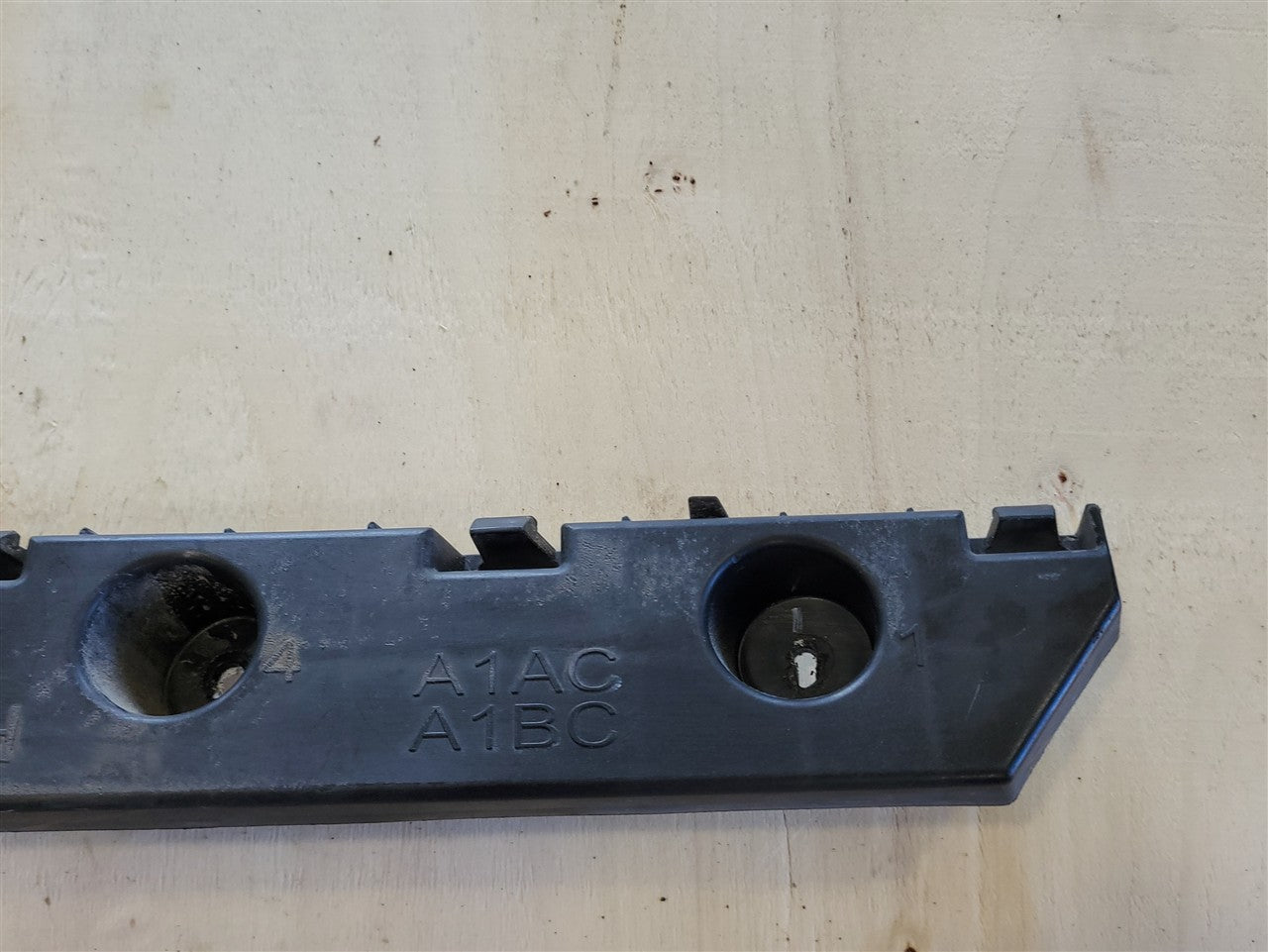 2017 CAMARO LH REAR BUMPER GUIDE BRACKET 33716 - image 3