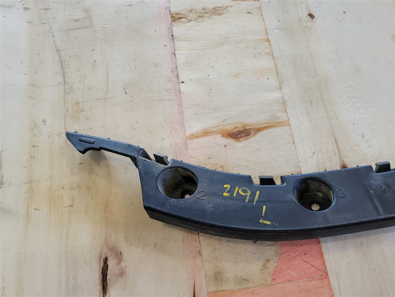 2017 CAMARO LH REAR BUMPER GUIDE BRACKET 33716 - image 4