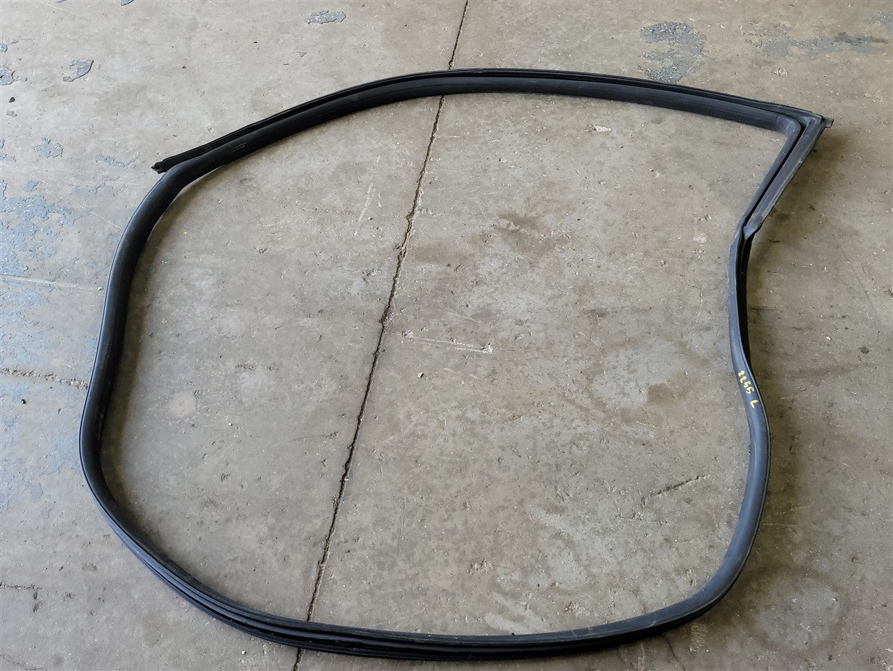 2013 CAMARO LH DRIVER DOOR WEATHERSTRIP 33720 - image 1
