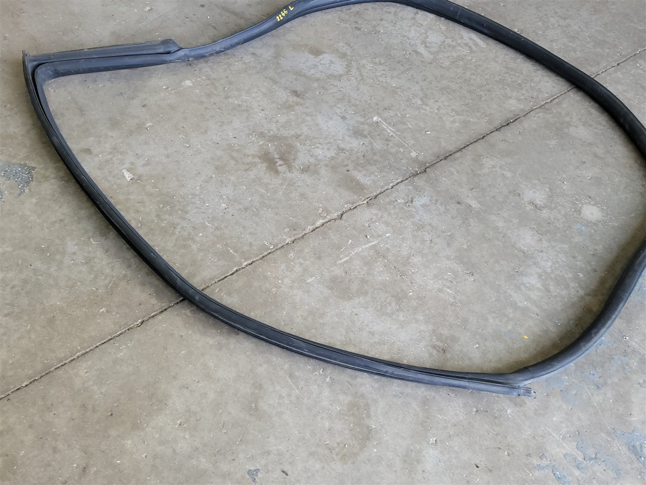 2013 CAMARO LH DRIVER DOOR WEATHERSTRIP 33720 - image 4