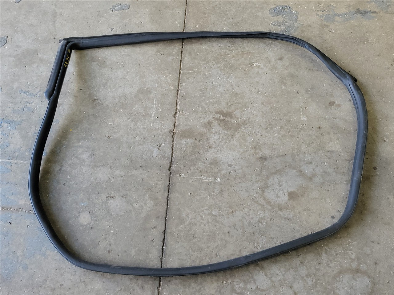 2013 CAMARO RH PASSENGER DOOR WEATHERSTRIP 33721 - image 1