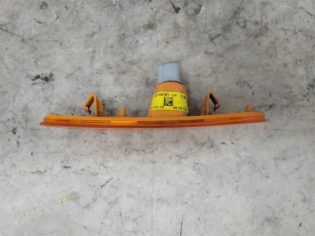 2016 CAMARO FRONT DRIVER AMBER MARKER LIGHT 33724 - image 10