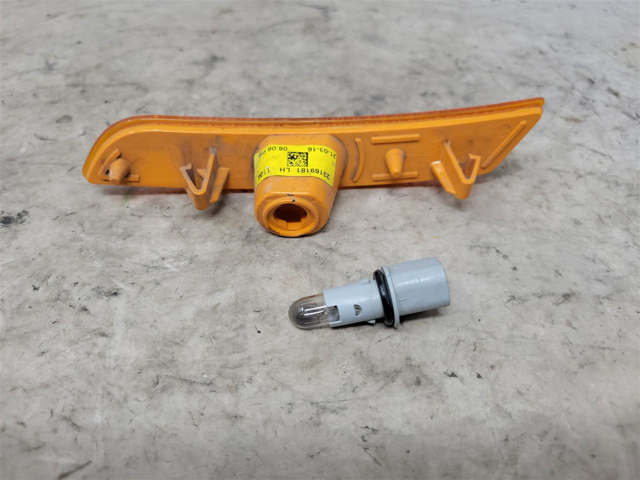 2016 CAMARO FRONT DRIVER AMBER MARKER LIGHT 33724 - image 13
