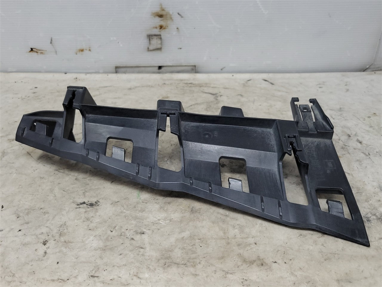 2016 CAMARO LH TAIL LIGHT LAMP BRACKET 84035465 33726 - image 2