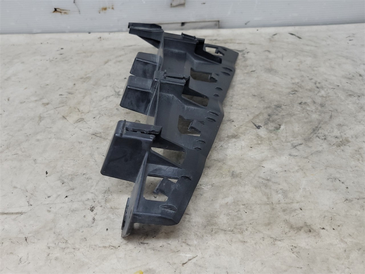 2016 CAMARO LH TAIL LIGHT LAMP BRACKET 84035465 33726 - image 5