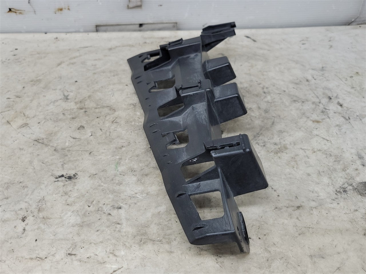 2016 CAMARO RH TAIL LIGHT LAMP BRACKET 84035465 33727 - image 3